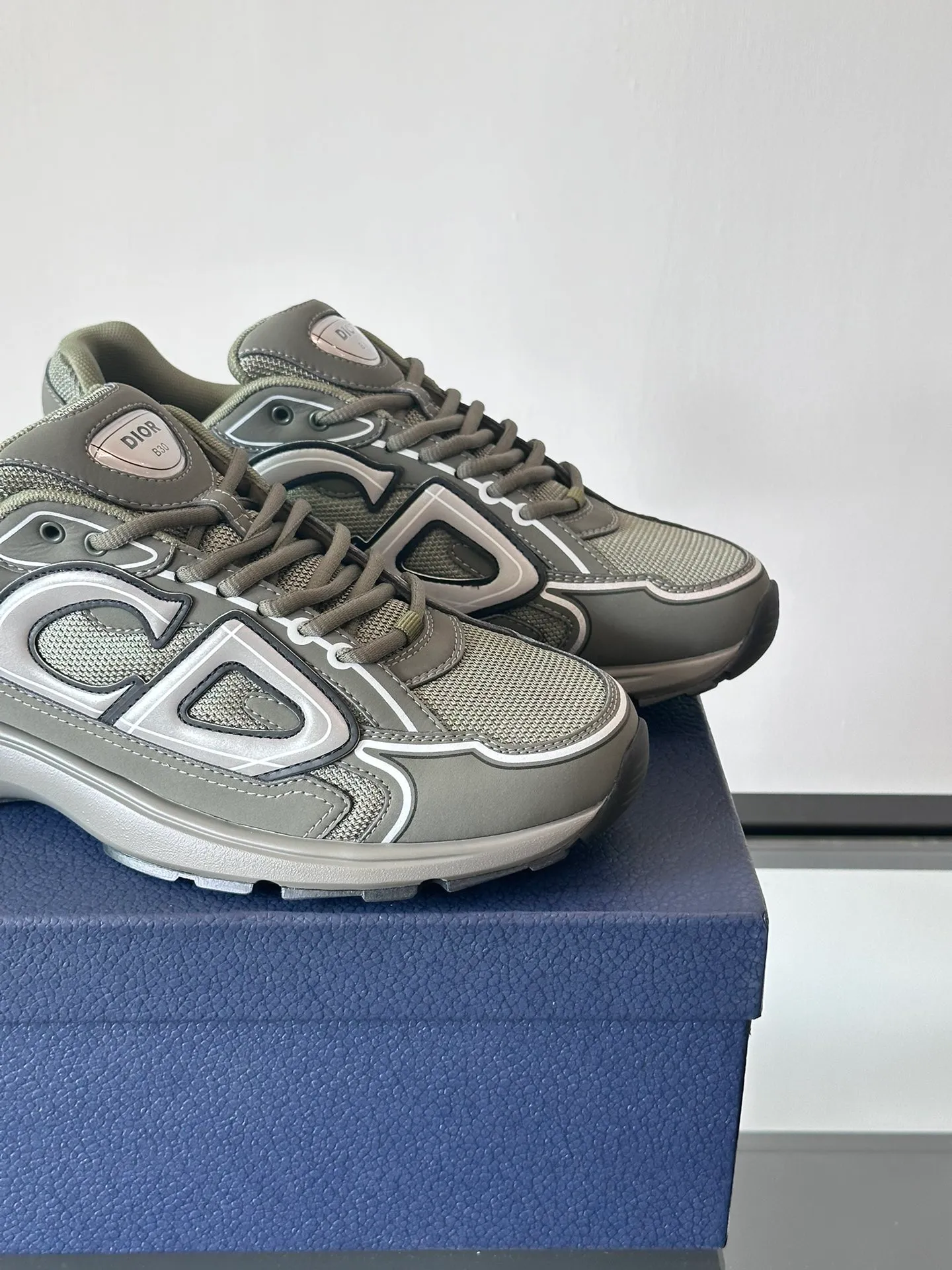 p400《Dio*》Dior B30 series sports shoes, multi-color mesh fabric and multi-color technical fabrics, this season's new B30 low-top sports shoes are one of the flagship styles of the series. Crafted from multicolor mesh and technical fabrics, it's finished with a reflective "CD30" graphic and silver-toned "DIOR B30" and "CD30" logos on the heel and tongue. An extra-light, sculpted rubber sole with signature accents adds style, while internal stretch details create ideal comfort. It can be matched with various casual styles to show a fashionable and modern sports style. Size: 38-44 (45-46 customized)